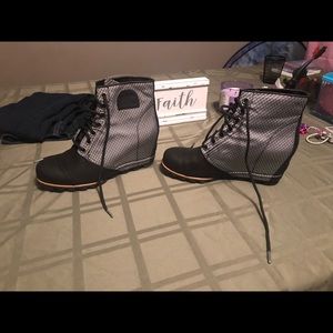 Size 10.5 Sorel black and white wedge lace boots.